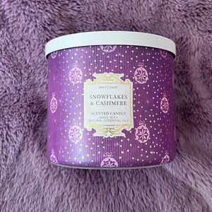 Bath and Body Works 3 Wick Candle Snowflakes & Cashmere